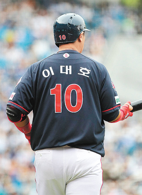 Lotte will permanently retire Lee Dae-ho's No. 10