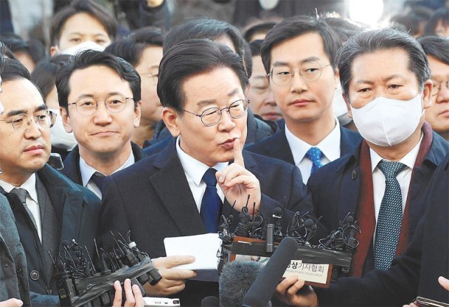 Prosecutors seek arrest warrant for Lee Jae-myung | The DONG-A ILBO