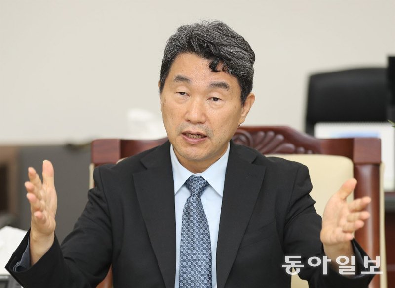 Education minister vows to remove ‘killer questions’ from KSAT - 동아일보