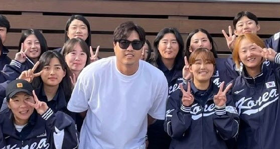 Ryu Hyun-jin pays surprise visit for Korean women's baseball team