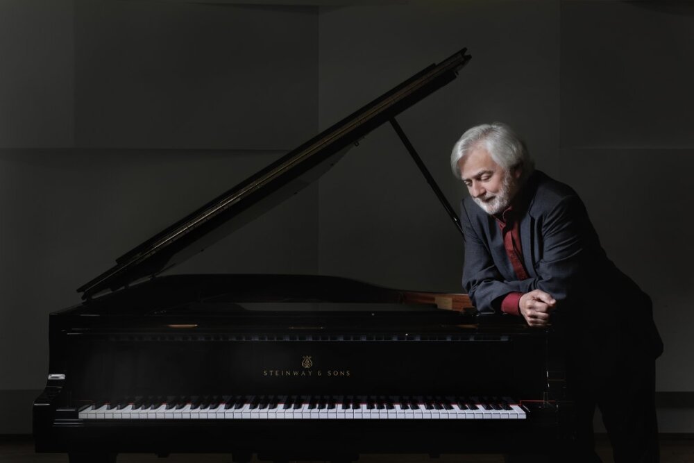 A pianist who travels with his piano | The DONG-A ILBO