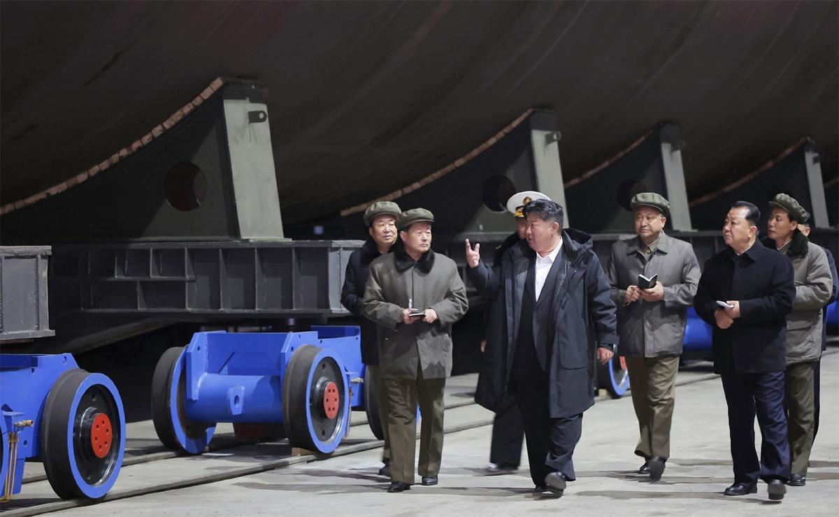 N. Korea reveals nuclear missile submarine for first time - 동아일보