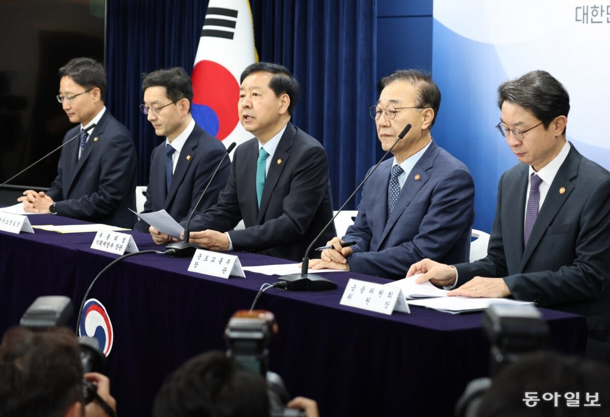 Photograph accompanying Seoul-area housing starts must roughly triple by December to reach the minister's own forecast