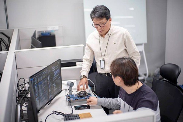 Park is discussing the product with developer / source=IT dongA