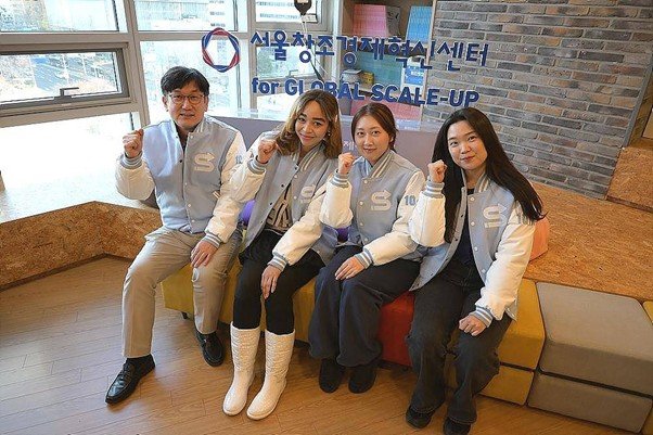 Young-jun Kim, Head of Seoul CCEI Global Business team(leftmost), Rinairis Roman(second from the left), and General manager of Global Business team / source=IT dongA 