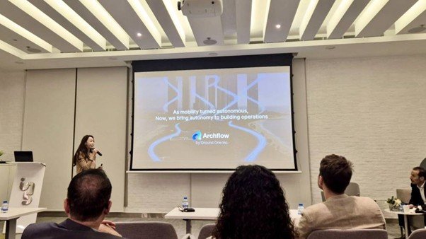 Hong is explaining about Archflow / source=Ground One