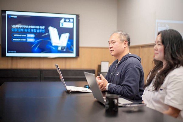 Kim (left) and Su-jeong Park, CFO of Crosshub (right) / source=IT dongA