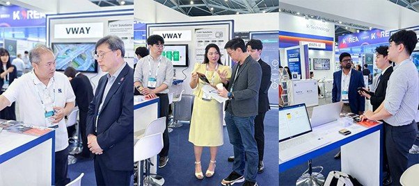 Crosshub explaining ID Block to local attendees at Asia Tech x Singapore / source=Crosshub