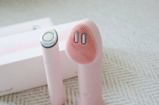 The upper part of the booster vibration cleanser has an EMS recognition sensor in the form of an \