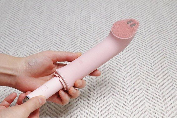 Install the cleanser head to the booster Pro Mini Plus and press and hold the power button to turn it on. / source = IT dongA

