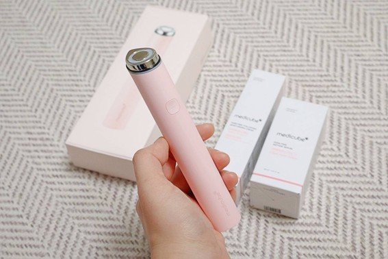 Booster Pro Mini Plus is an EP technology that forms instantaneous embosses in the skin to help the active ingredients of cosmetics quickly absorb deep into the skin. / source = IT dongA