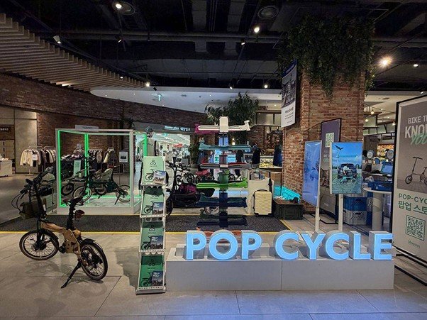 Moqous who set up a pop-up store at Hyundai Department Store / source = Moqous