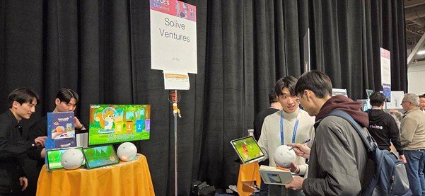 A representative from Solive Ventures demonstrates the company’s latest innovation to a member of the press at the CES 2026 Unveiled event / source=Solive Ventures