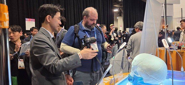 A representative from Beyond Medicine demonstrates the company’s latest innovation to a member of the press at the CES 2026 Unveiled event / source=Beyond Medicine