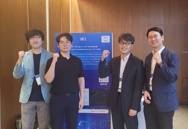 Sung-hwan Kim, CEO of MADI(second from right) with team members / source=MADI