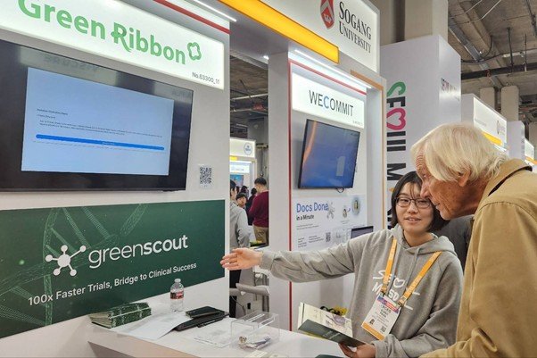 Representatives from Green Ribbon and a global pharmaceutical company discuss strategies for clinical trial recruiting collaboration at the Green Ribbon booth during CES 2026 / source=Green Ribbon 