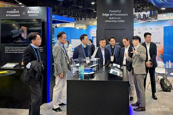 Dong-joo Shin, CEO of mobilint (second from right) introduces mobilint Semiconductor to visitors / source=mobilint