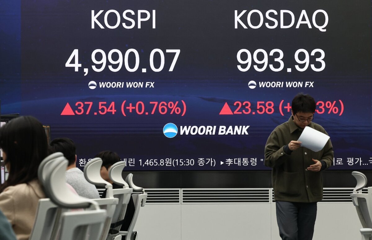Foreign investors lift KOSPI stake above 37% | The DONG-A ILBO