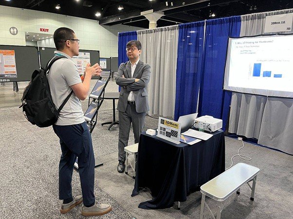 Kwang-jin Lee, CEO of 3DMem(right), introducing the technology at ASM Microbe 2025/ source=3DMem
