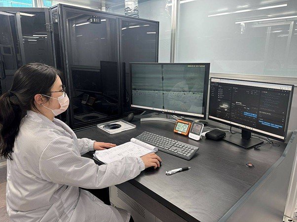 3DMem employees checking the Nano 3D Printing process / source=3DMem