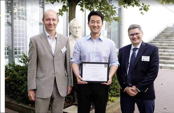 Geon-woo Noh, CEO of Numereal(center), receiving the 2023 KJ Bathe Award / Source = Numereal