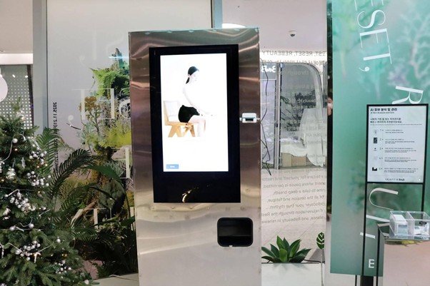 Diagnosing skin condition with an AI skin analysis device / Source = IT dongA