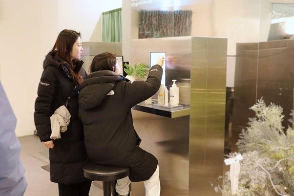 A visitor personally using an AI beauty tech service at B the B / Source = IT dongA
