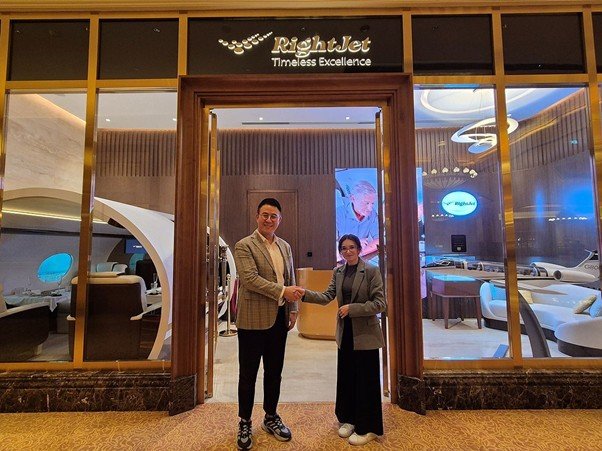 CLOISOO CEO Hong-beom Kim introducing Korean Chilbo art alongside RightJet / source=CLOISOO