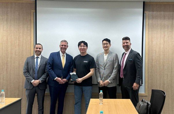Daniel J. Rickenmann, Mayor of Columbia, South Carolina, United States (second from left) and CEO of ECONNECT Min-Hyung Cho (third from left) / source=ECONNECT