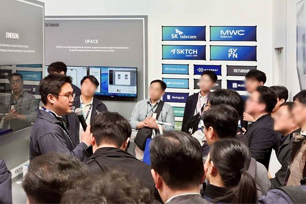 Hanhim Chang, CEO of ENERZAi, is introducing the technology to visitors at the MWC 2026 site.