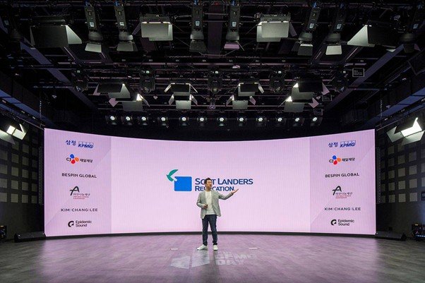 CEO Manju Han introducing SOFT LANDERS at the SparkLabs Demo Day / Source = SOFT LANDERS