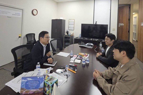 Bae Jeong-yung, Head of KIC Silicon Valley(left), and WEVEN CEO Junghwan Kim discussing how to utilize the occupancy and support programs / source=WEVEN