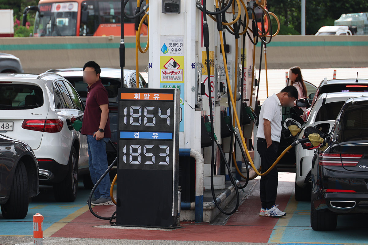 Oil climbs above $90 as fighting escalates