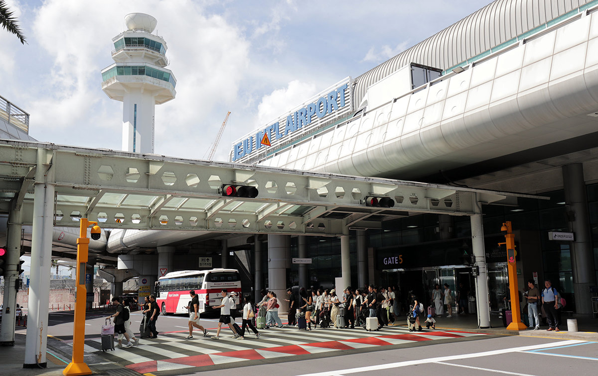 Chinese teen arrested for intercepting Jeju airport communications - 동아일보