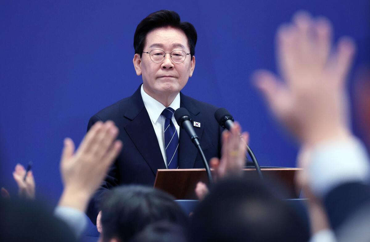 Lee: Another term is constitutionally impossible - 동아일보