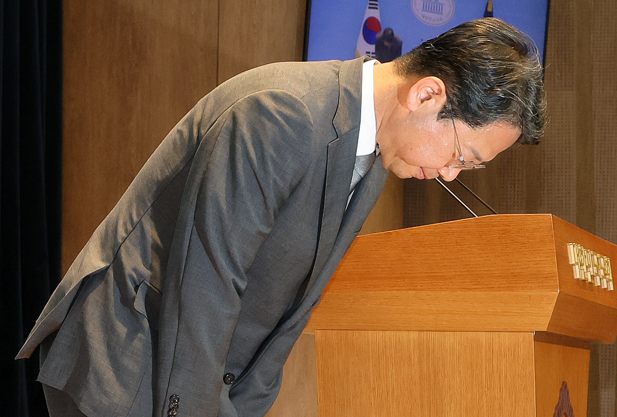 Cabinet reshuffle draws ‘personnel disaster’ backlash - 동아일보