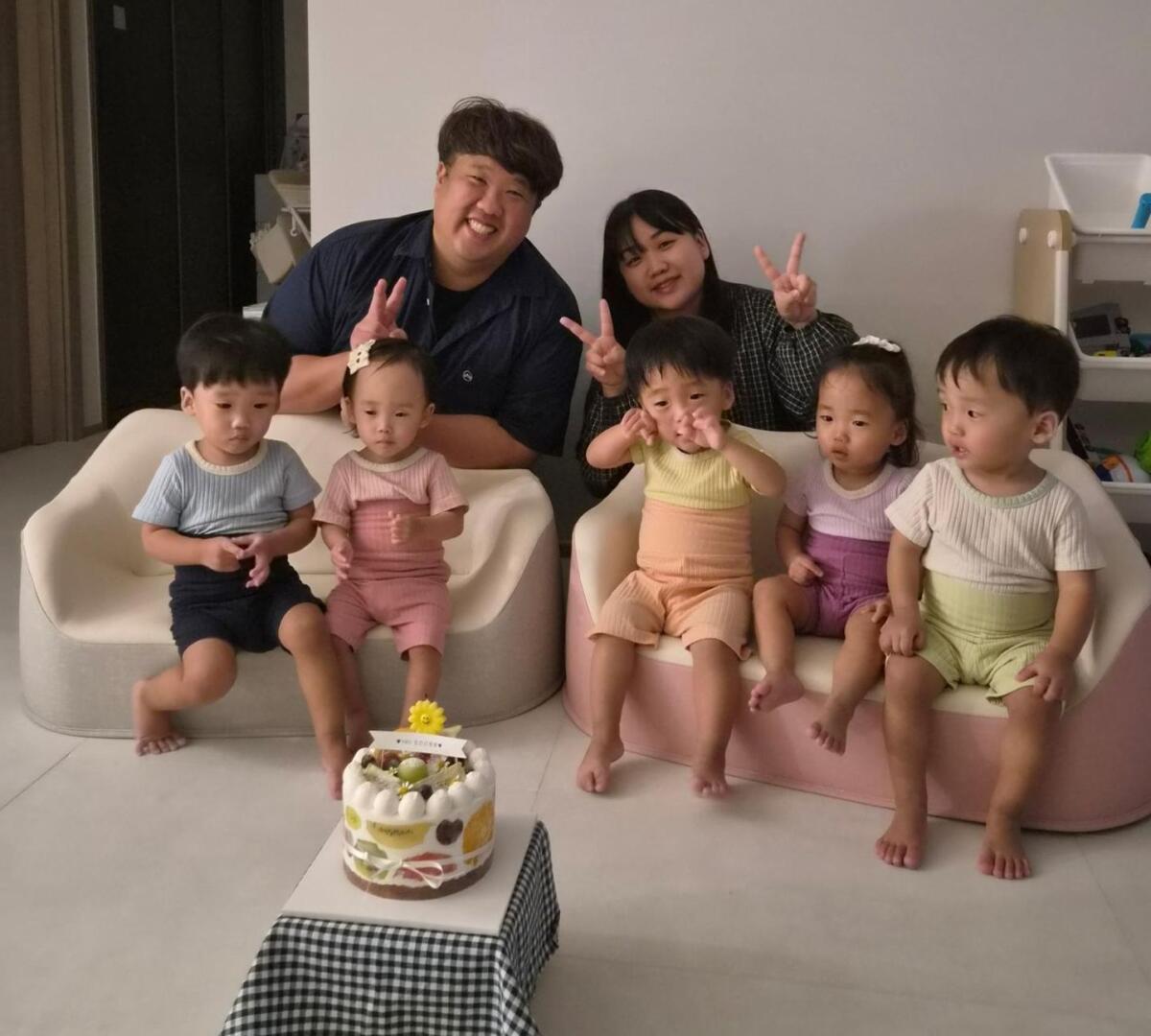Quintuplets born under 1 kilogram turn 2 - 동아일보