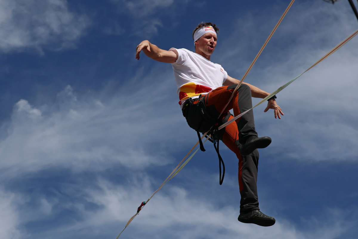 Slackliner performs 120 meters above central Seoul - 동아일보