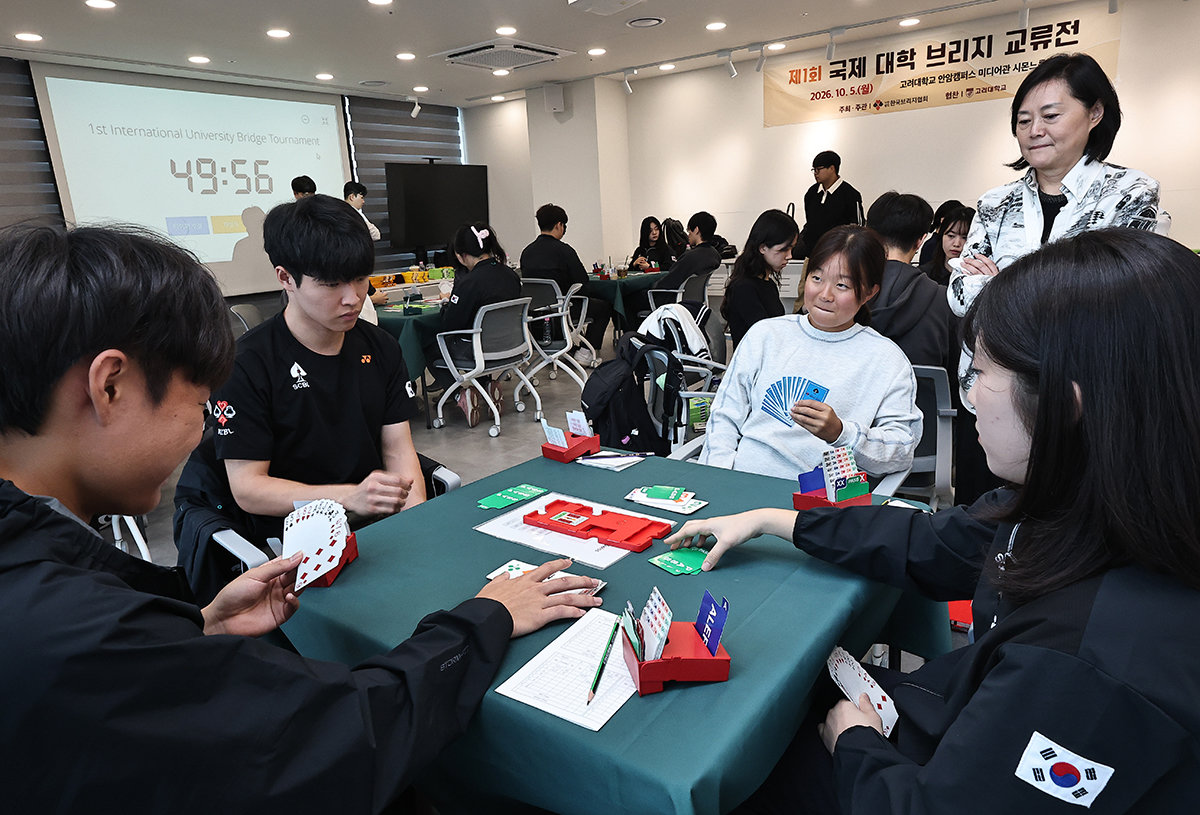Korean, Chinese, Japanese students vie in bridge competition