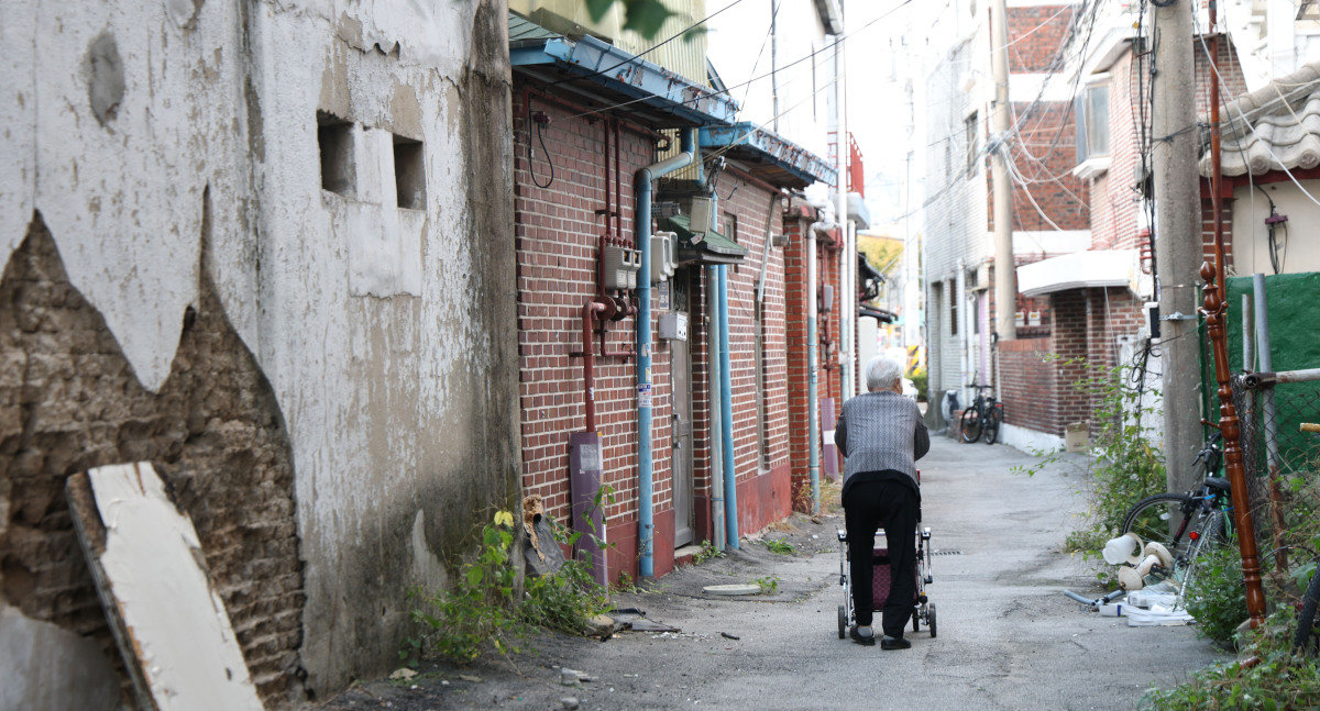 Most local governments lack lonely death prevention staff