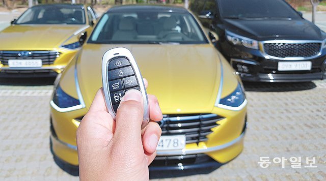 遠隔で前後進駐車 狭い駐車場でのドアパンチは終り 東亜日報