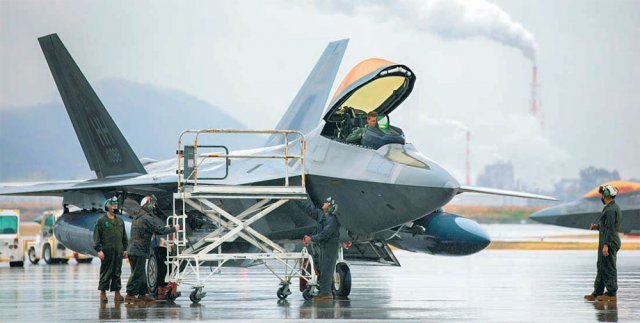 米国務・国防長官の訪韓に合わせて、Ｆ２２を米軍岩国基地に前進配備 | 東亜日報