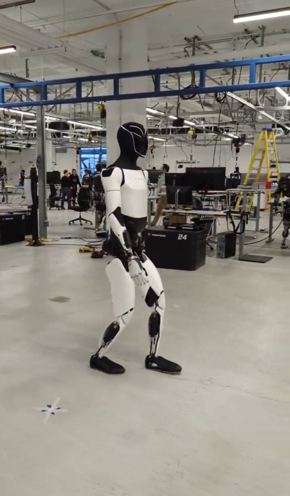 テスラのヒト型ロボット、78秒間人間のように歩く | 東亜日報