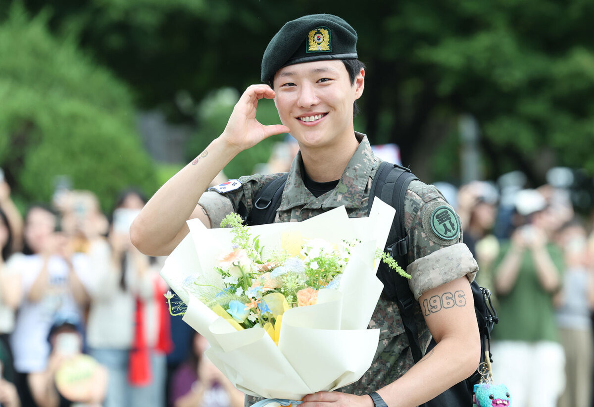 歌手WOODZ「同僚兵士たちがサインを求めてきた時『何かうまく