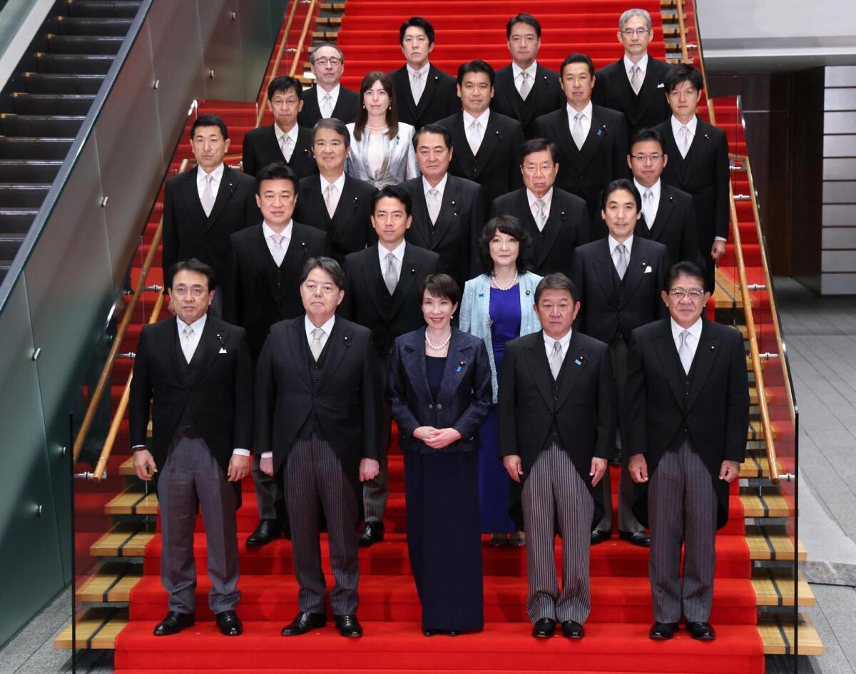 青い服・真珠のネックレス「サッチャー崇拝」の高市早苗氏 | 東亜日報