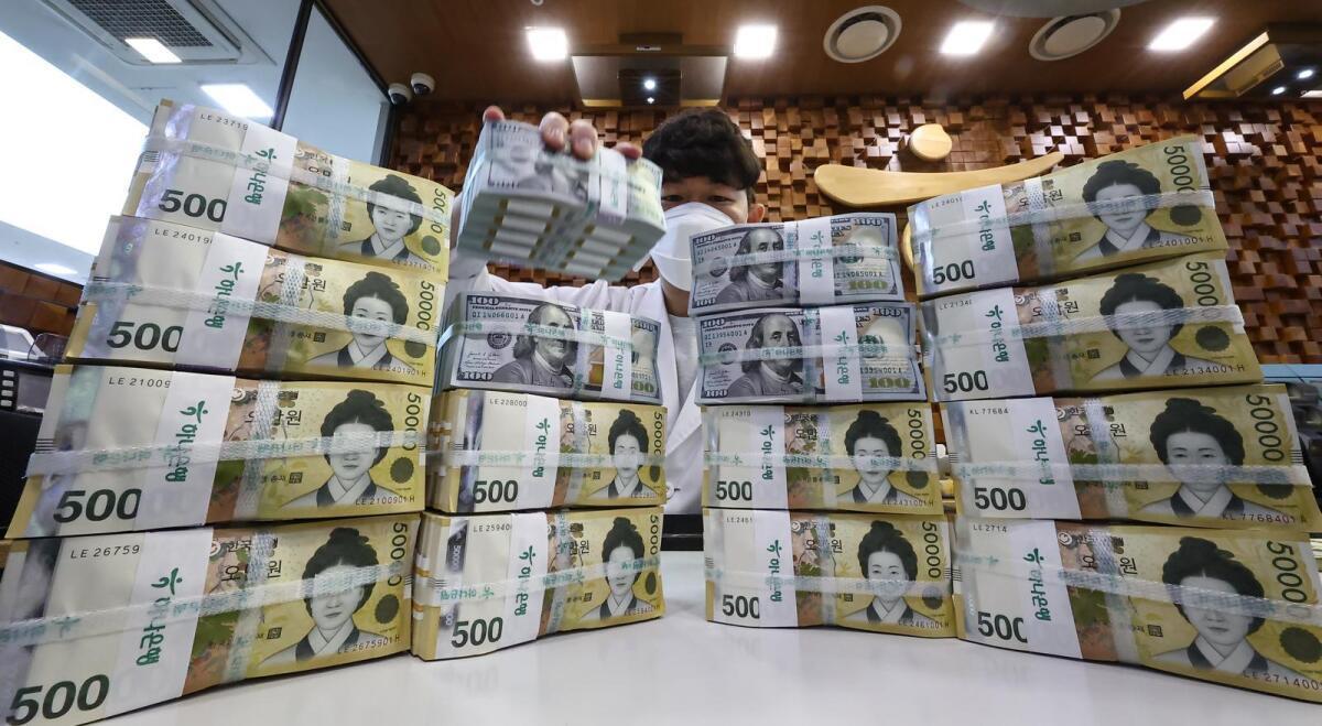 韓銀「昨年１０月までに１９６億ドル純流出」 ウォン安圧力、投資拡大で構造変化鮮明 | 東亜日報