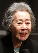 용기낸 엄마 윤여정 “큰아들, 25년전 커밍 아웃”