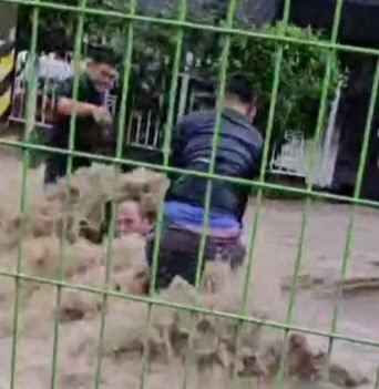 17일 광주 동구에서 급류에 휩쓸린 시민을 구조하는 모습. 독자 제공 