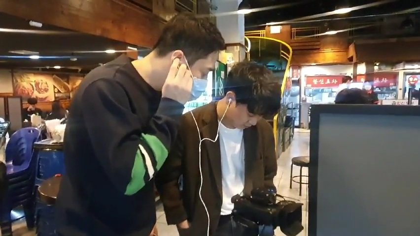 안산시의 한 식당에서 영상 촬영을 하고 있는 신희철 기자(왼쪽)와 필자.