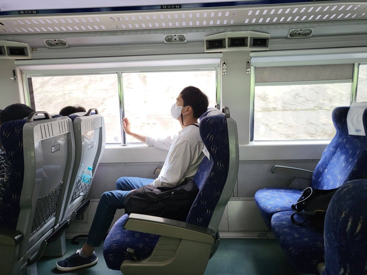 7월의 어느 날. 사진 촬영을 위해 무궁화호 열차를 타고 강원 태백으로 향하고 있는 글쓴이.
